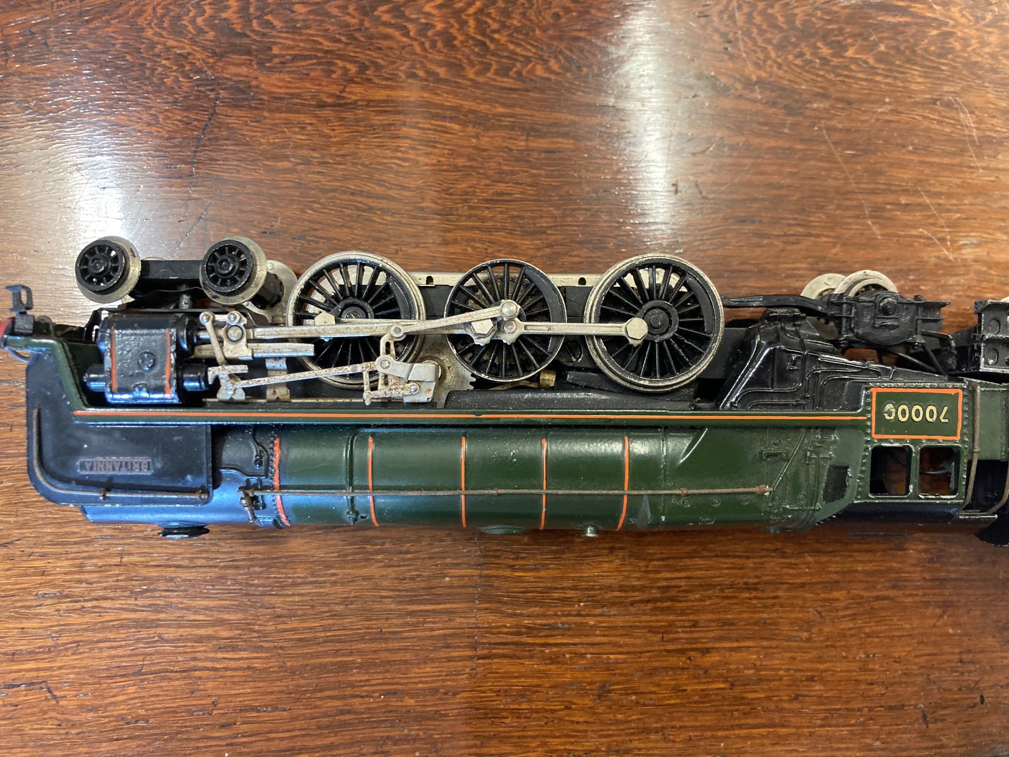 Trix Twin Britannia locomotive finished in BR Green and six Trix BR coaches comprising 5 x red/cream Image