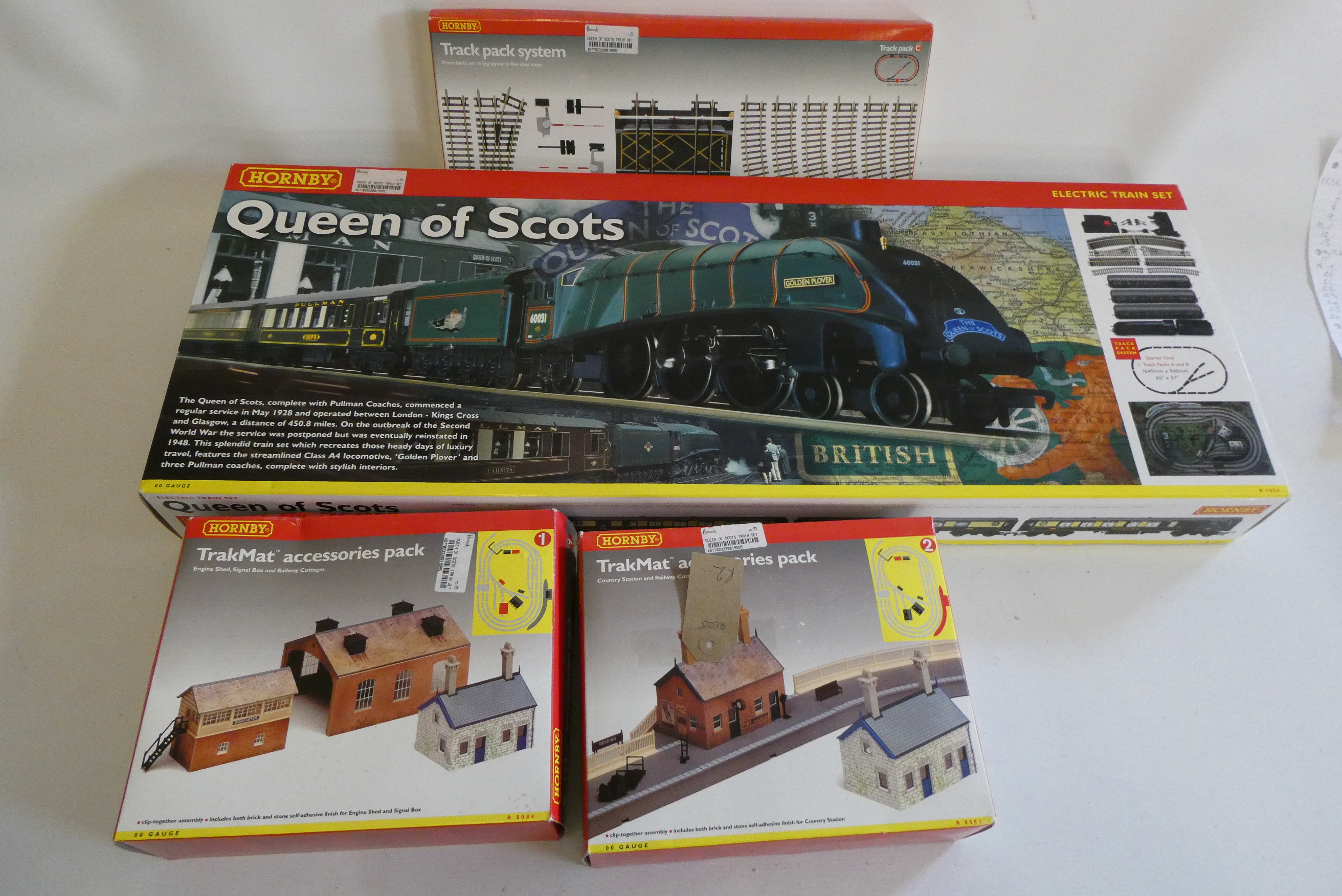 Hornby Queen of Scots Trains Set with A4 locomotive and Pullman coaches, boxed excellent and two Image