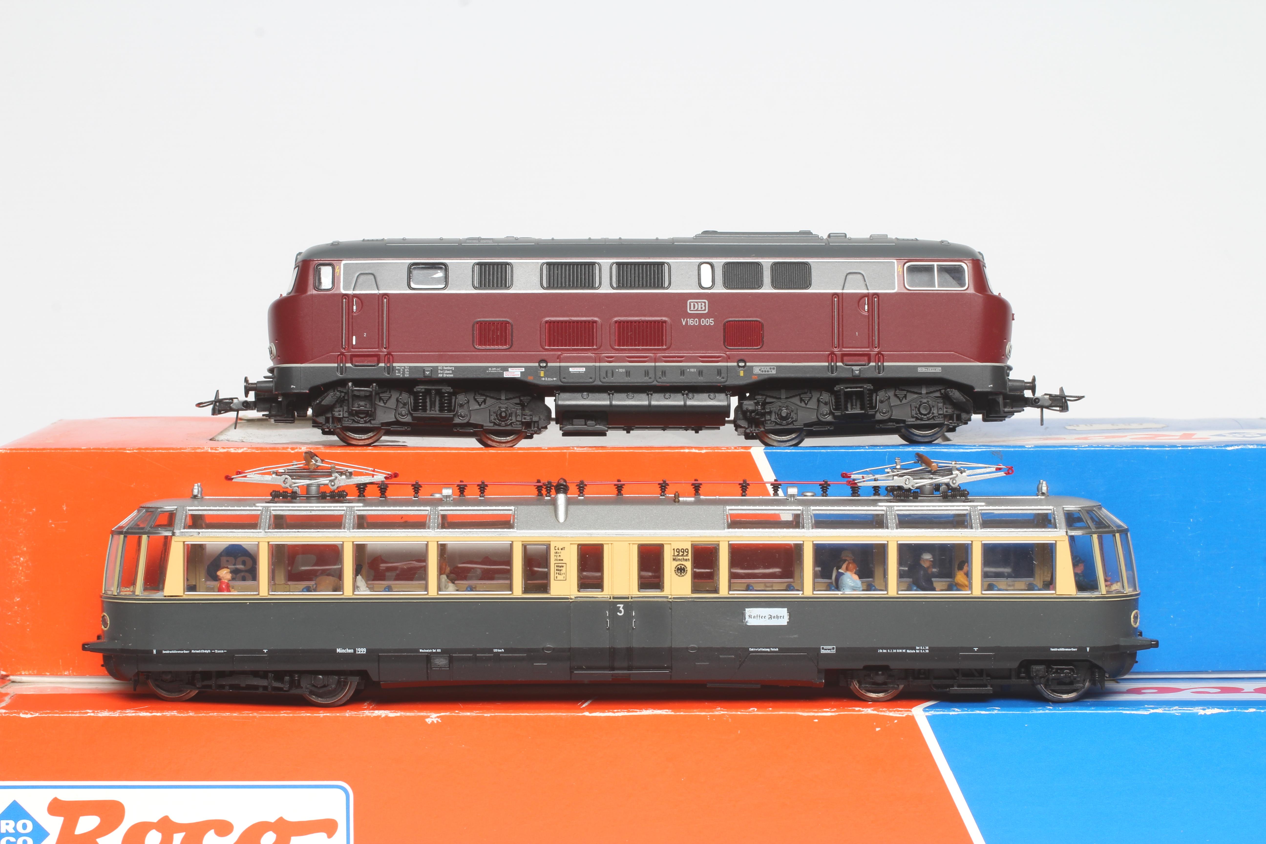 Roco electric Panoramic Railcar finished in grey and cream with passengers, boxed, excellent, and Image