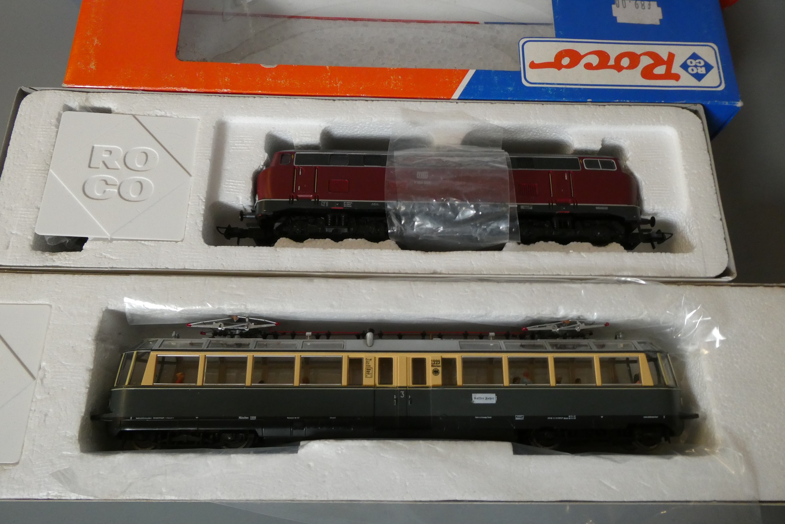 Roco electric Panoramic Railcar finished in grey and cream with passengers, boxed, excellent, and Image