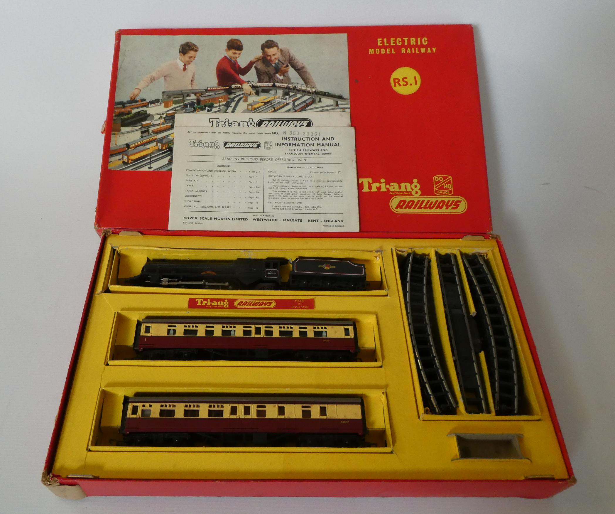Triang RS1 electric train set with Princess Victoria locomotive and two coaches, box good, models Image