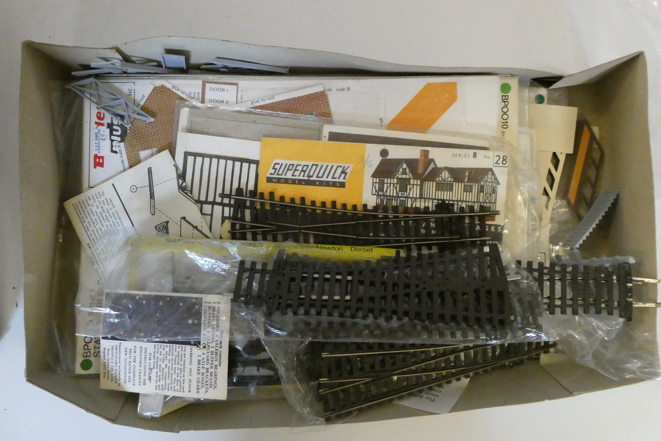 00 scale trackside kits and accessories including building kits by Airfix, Ratio and Superquick and Image