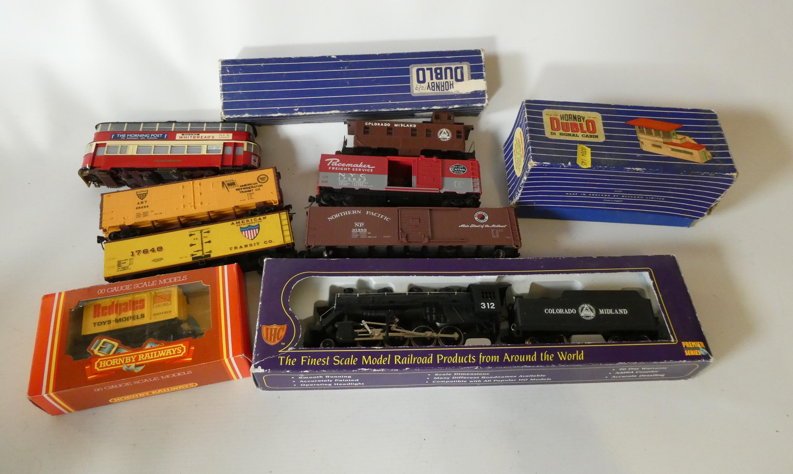 American Railways HO scale 4 wagons, a Colorado Midland locomotive and a Hornby W signal box and D12 Image