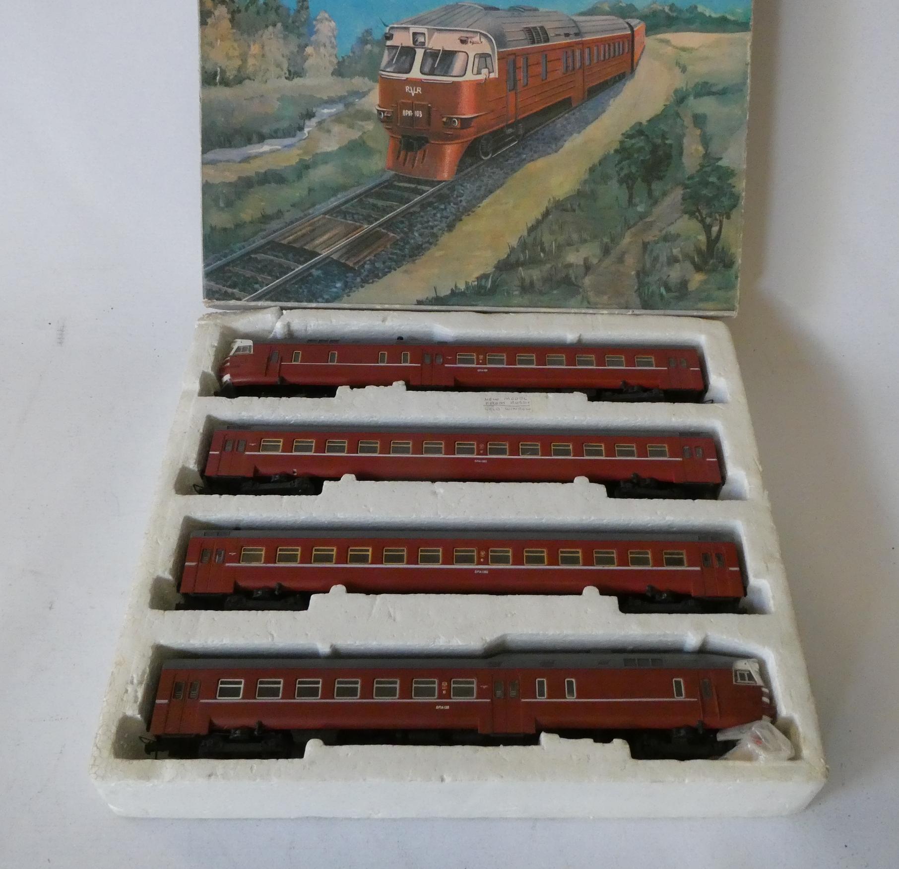 Russian made HO diesel train set comprising four car diesel in red, boxed, good (Est. plus 24% Image