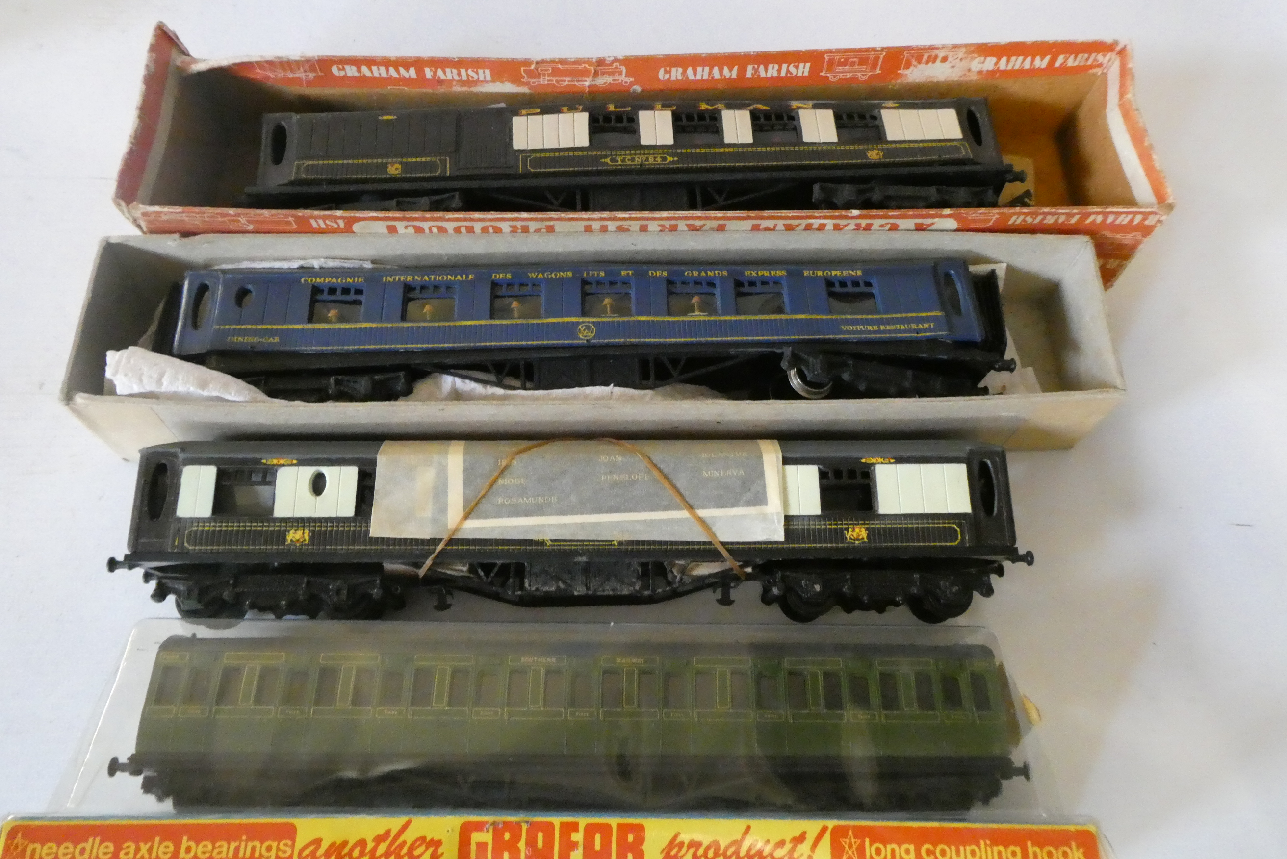 Graham Farish British Railways Class 5 locomotive and tender, three Pullman coaches and a Southern Image