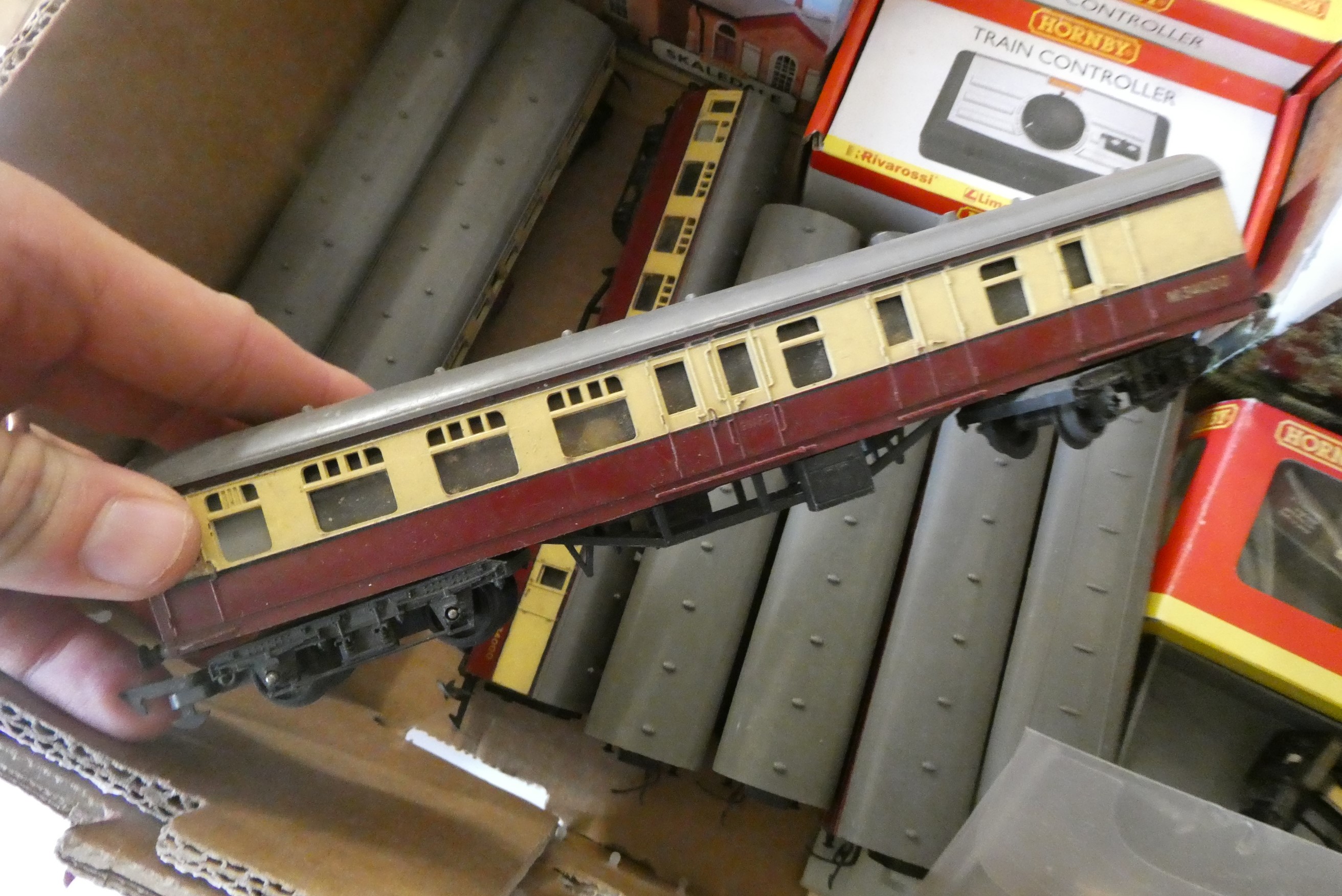 Hornby trackside accessories including engine shed and station building and eight Triang passenger Image