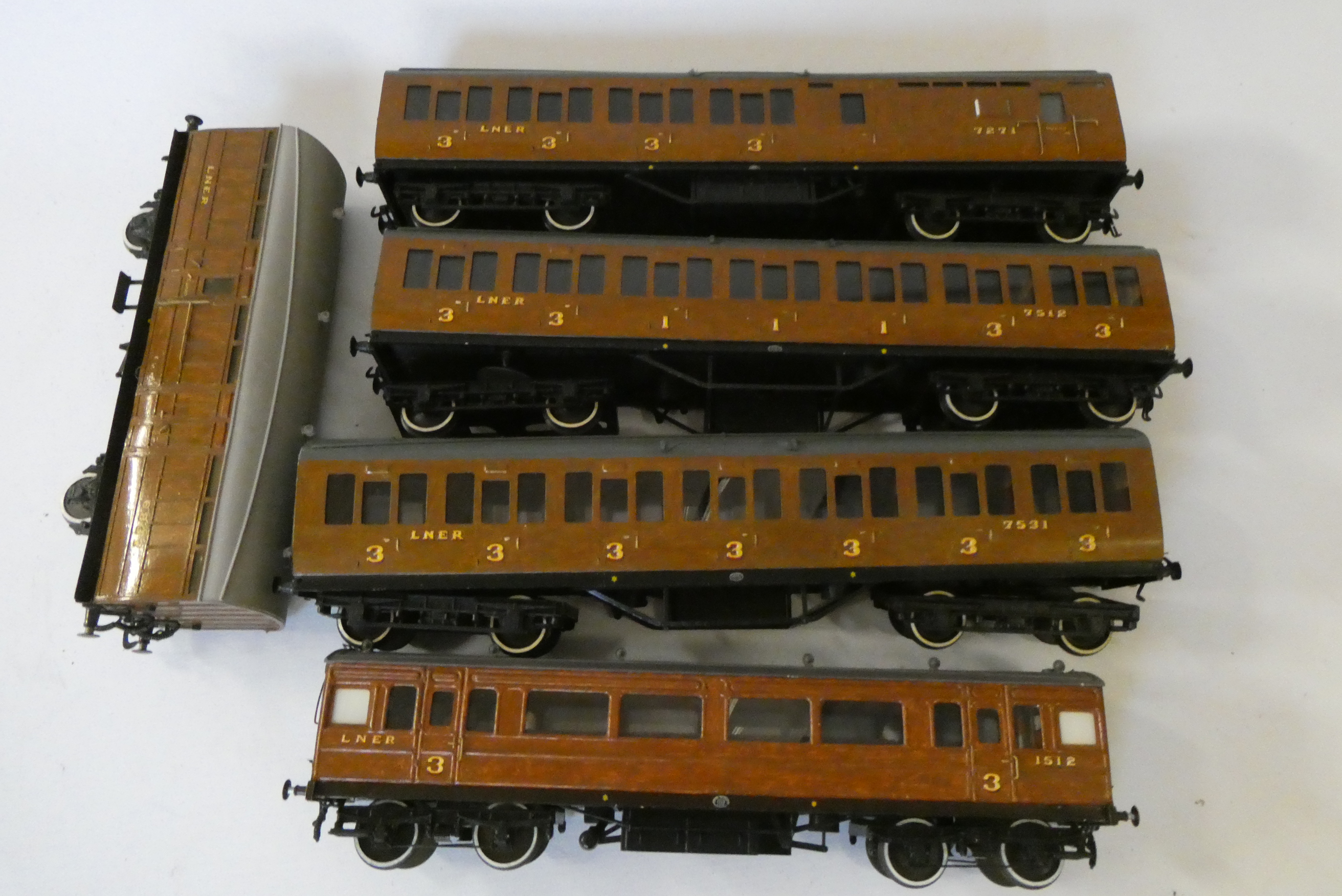 Six kit-built O gauge LNER teak coaches Image