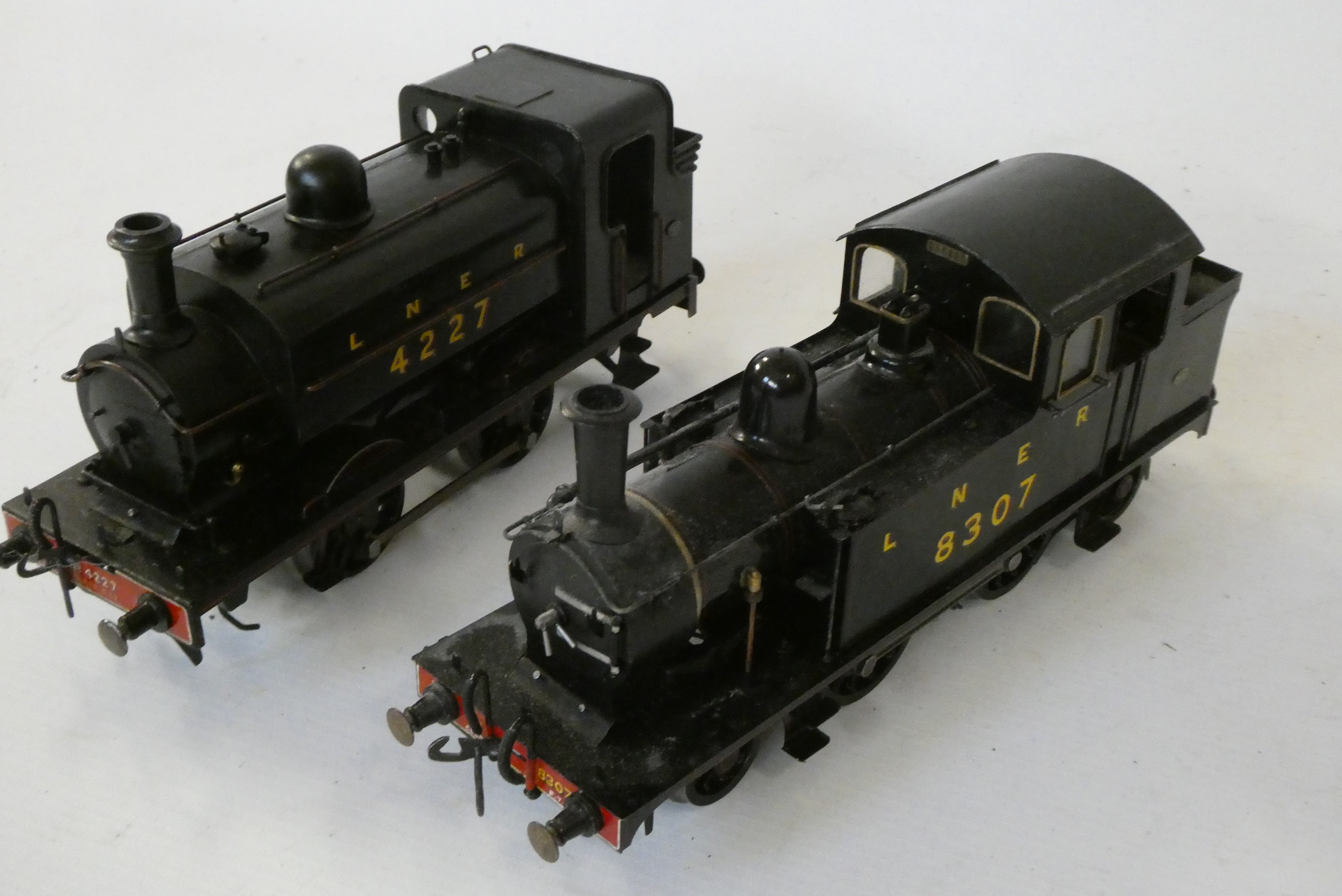 Well made clockwork 0 gauge 0-4-0 LNER saddle tank finished in red Image