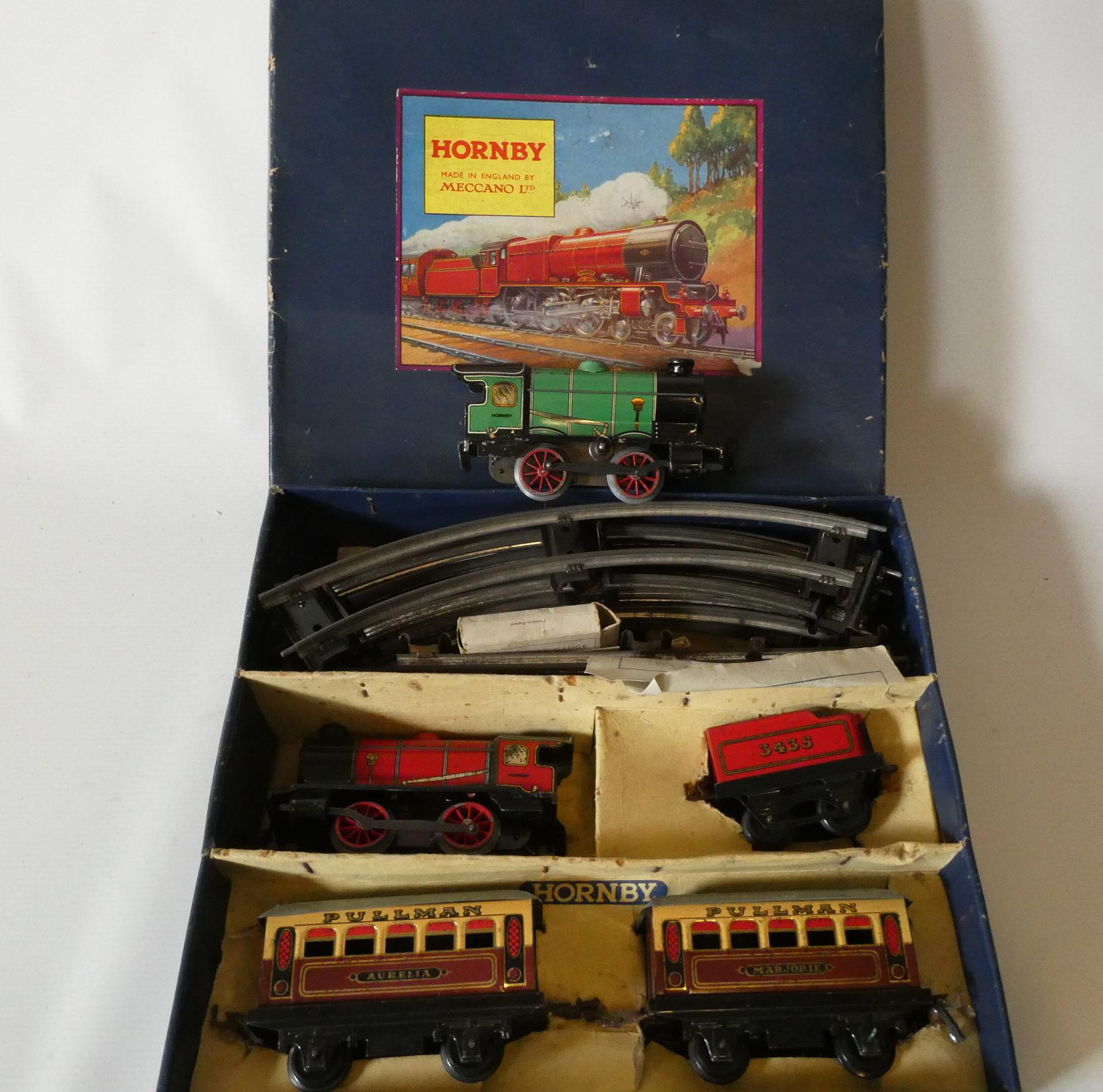 Hornby M1 clockwork passenger set with locomotive tender and two Pullman coaches together with a Image