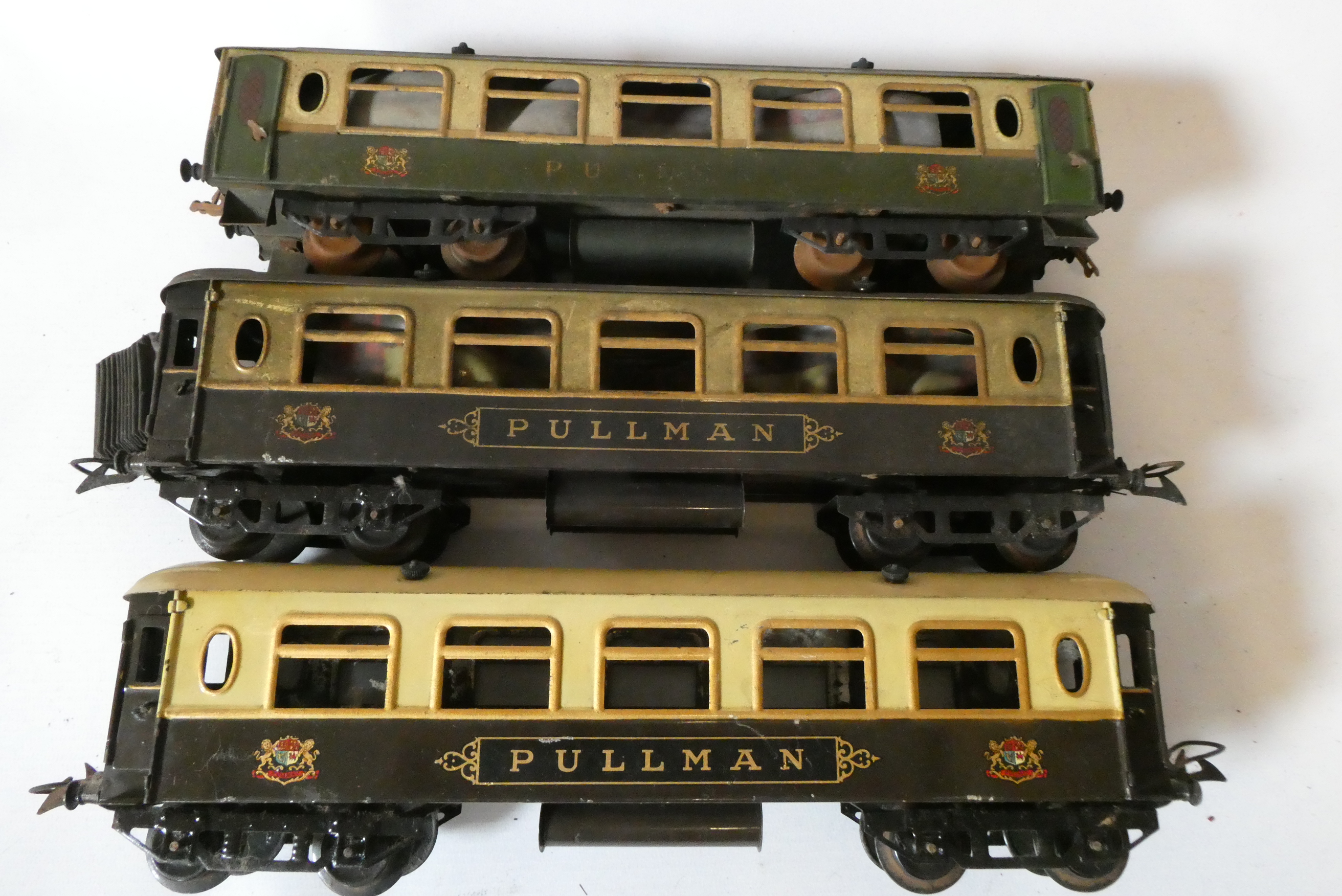 Unboxed Hornby rolling stock including three No2 Pullman coaches Image