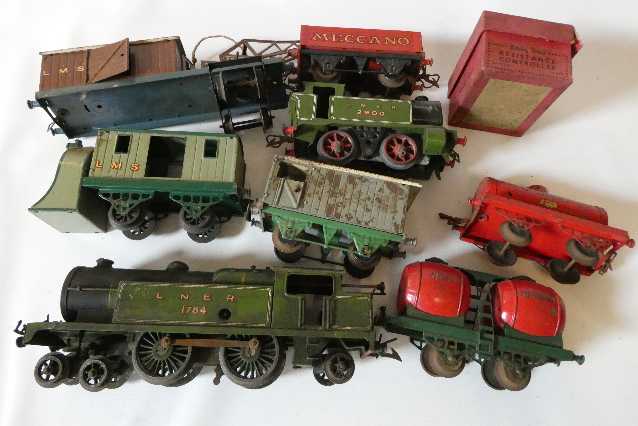 Unboxed Hornby rolling stock including three No2 Pullman coaches Image