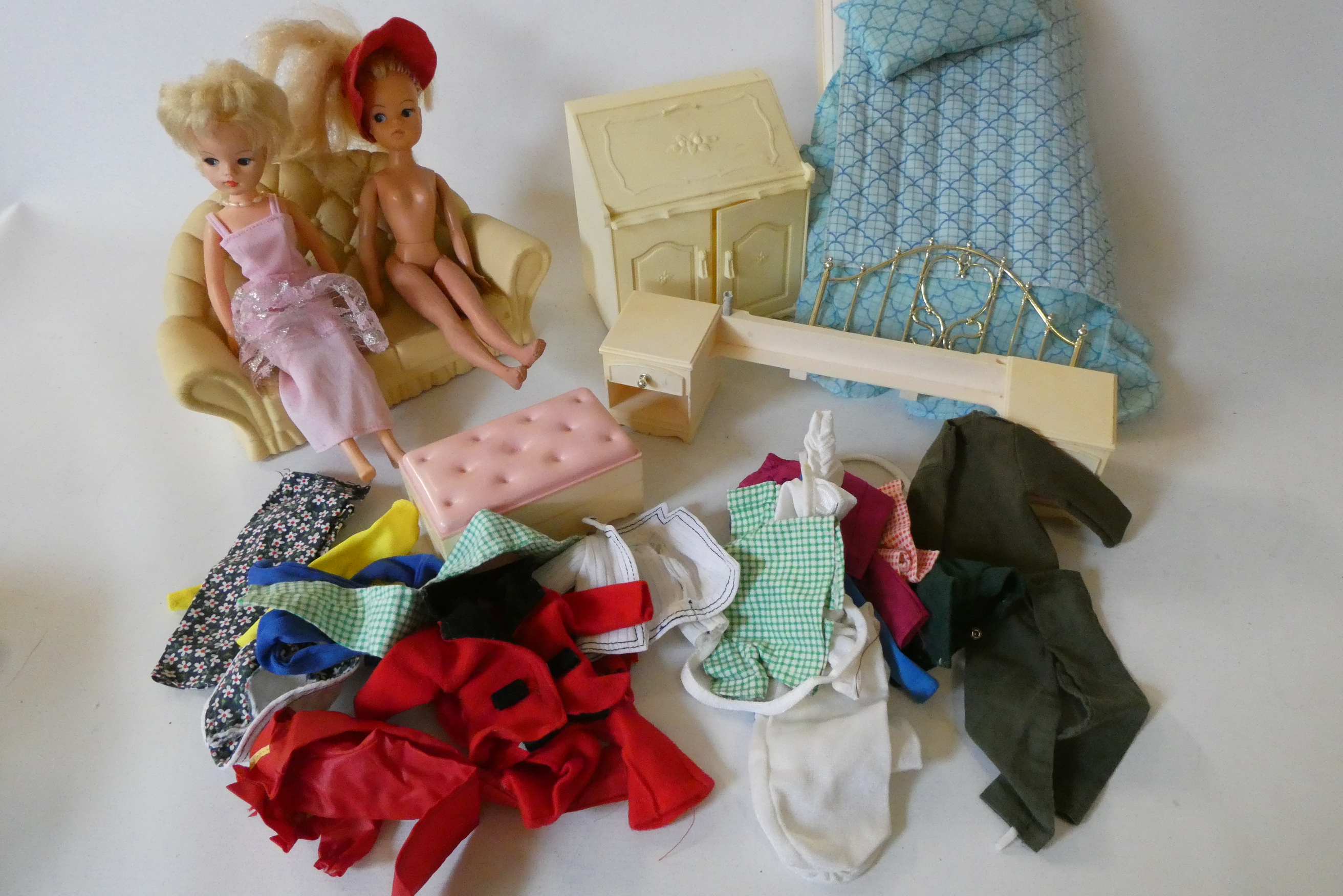 Two Sindy dolls, accessories and clothing, one marked 033055X and the other marked 2 GEN 1077 Image