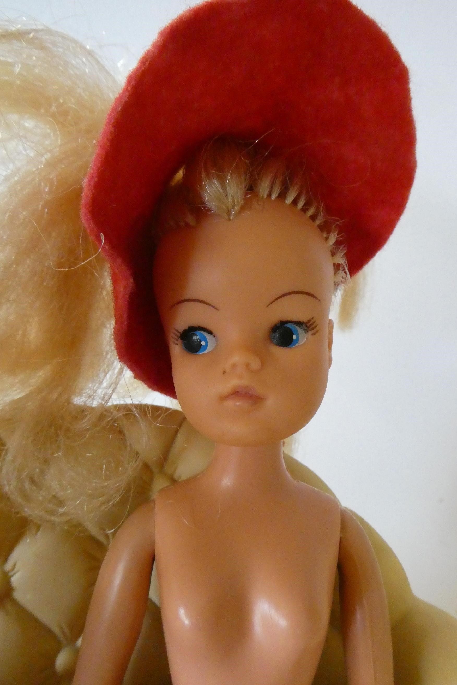 Two Sindy dolls, accessories and clothing, one marked 033055X and the other marked 2 GEN 1077 Image