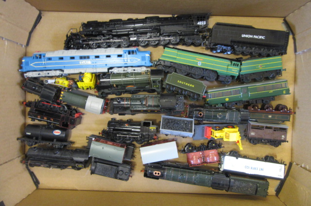Twenty railway models by Airfix and others Image