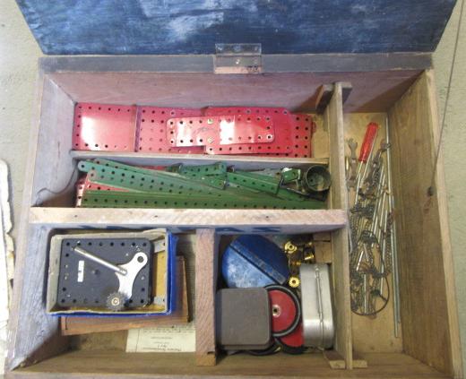 A small quantity of Meccano parts Image