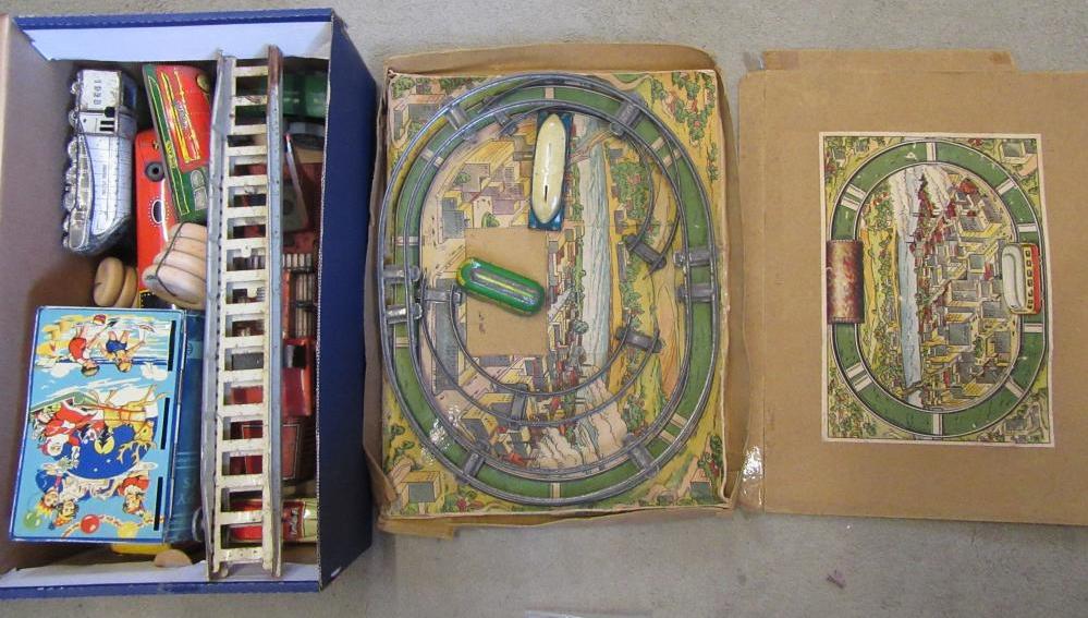 Ten tinplate items comprising a Minic steam roller Image