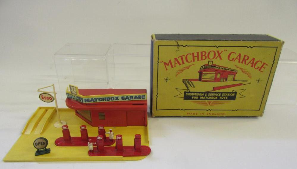 MG1a "Matchbox Garage" Esso Sales and Service Station with pumps Image