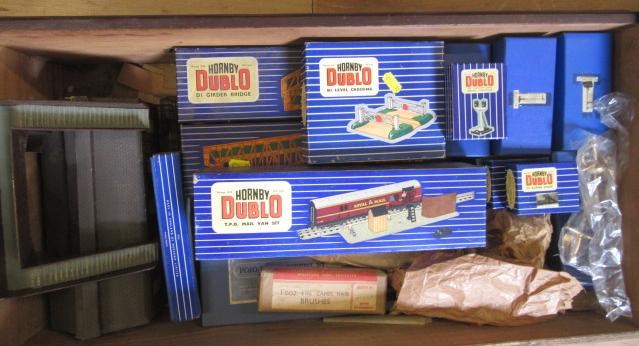 Hornby Dublo trackside accessories including turntable Image