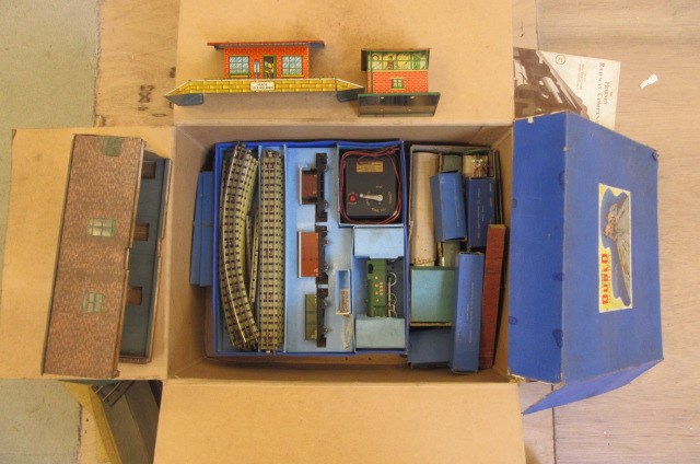 Hornby Dublo Train Set EDG7 with L.N.E.R. 0-6-2 tank Image