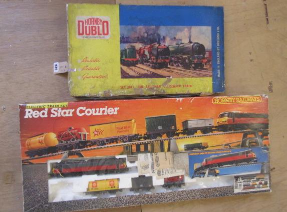 Hornby Dublo Train Set 2015 The Talisman with A4 Golden Fleece Locomotive and two coaches Image