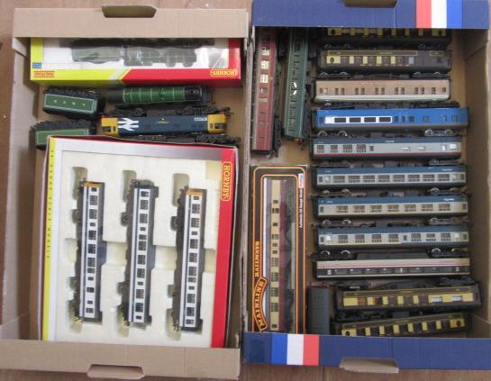 Hornby Trains comprising B.R. white/blue three car diesel unit Image