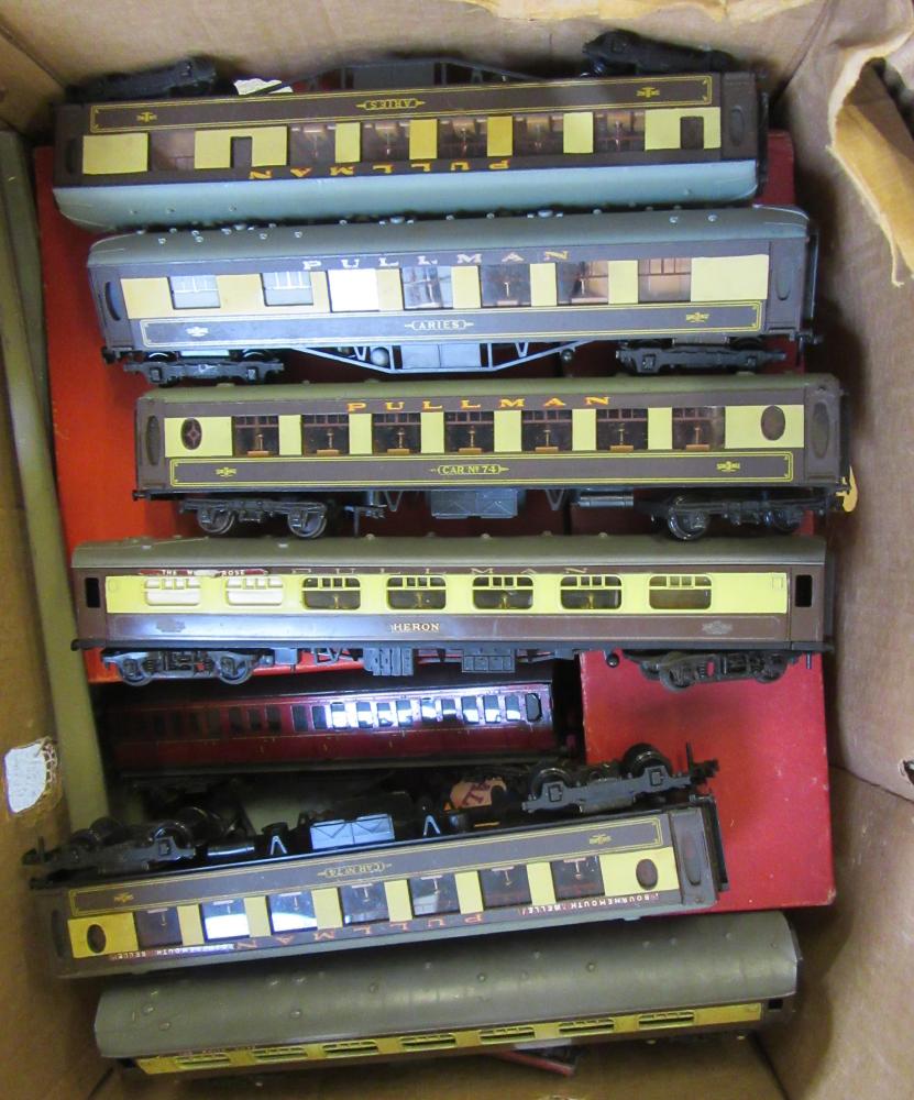 Nine various Hornby Dublo coaches and four trucks Image