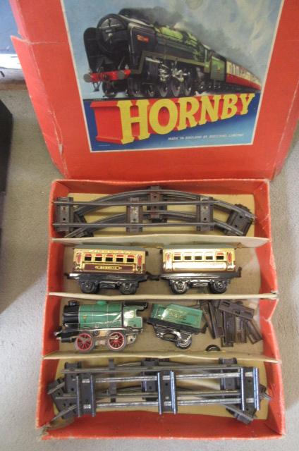 Hornby Clockwork Train Set with green M1 locomotive and two coaches Image