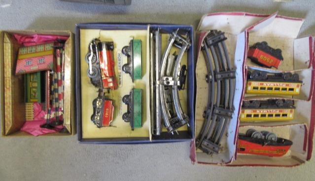 Hornby M1 Clockwork Train Set with red 0-4-0 locomotive and coal trucks Image