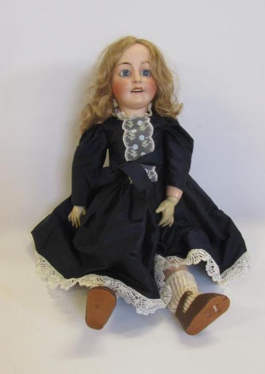 A French Lanternier "Favorite" bisque head doll with fixed blue glass eyes Image