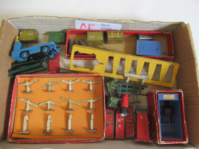 Hornby trackside accessories including gradient posts, packing cases and milk churns, F (Est. plus Image