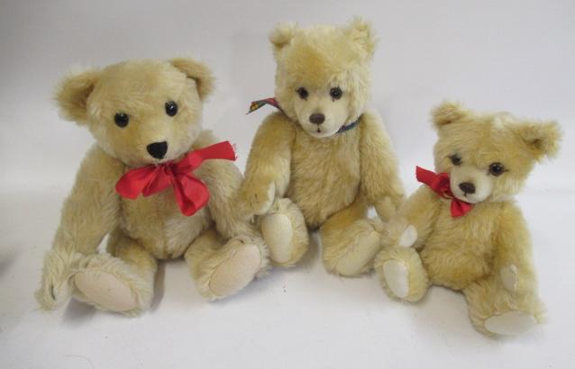 Three Steiff bears, all with light plush, two with felt pads and one with cloth, all with brass ear Image