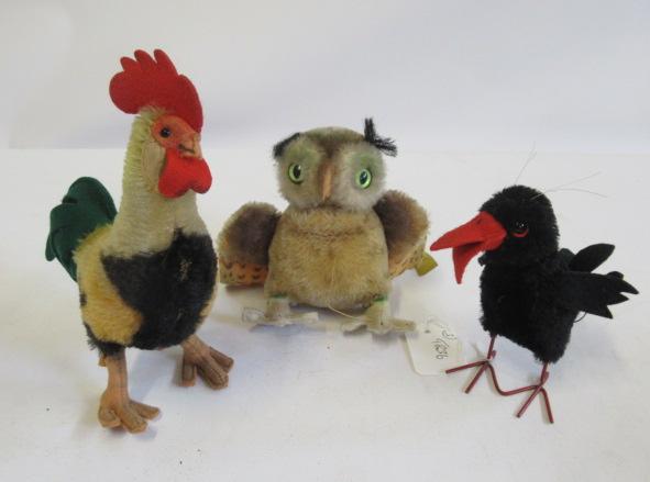 Three Steiff birds, comprising a Hahn with silver button on its tail, an owl with silver button and Image