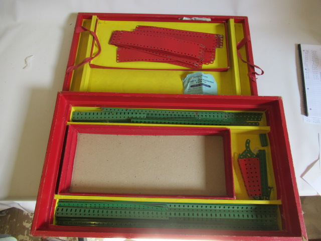 Meccano Outfit No 9A in red/green Image