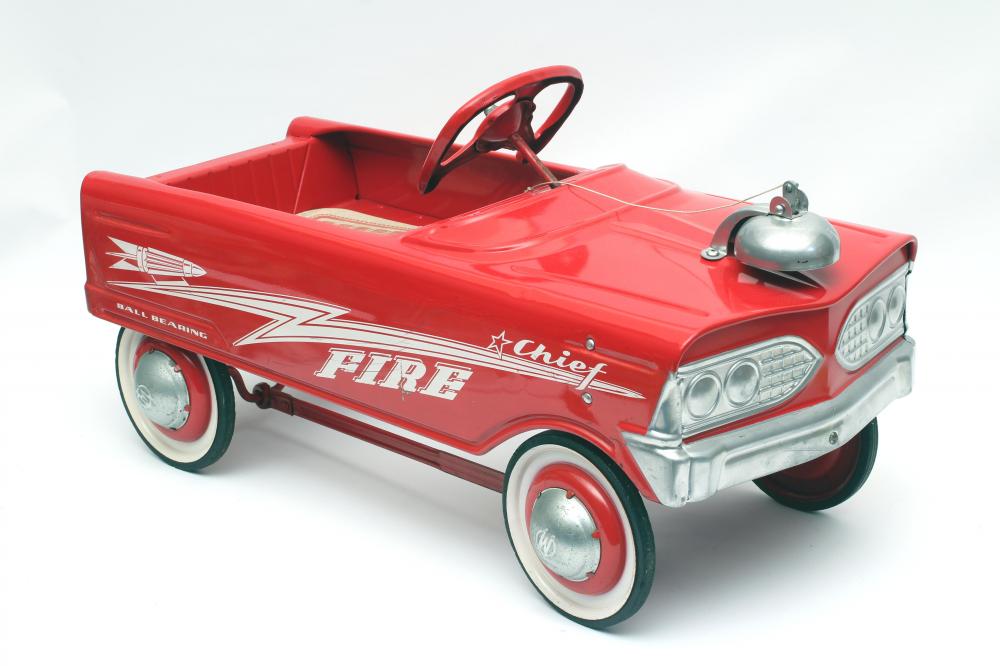 A Murray Fire Chief pedal car repainted/restored in red, Fire Chief to sides, G (Est. plus 24% Image
