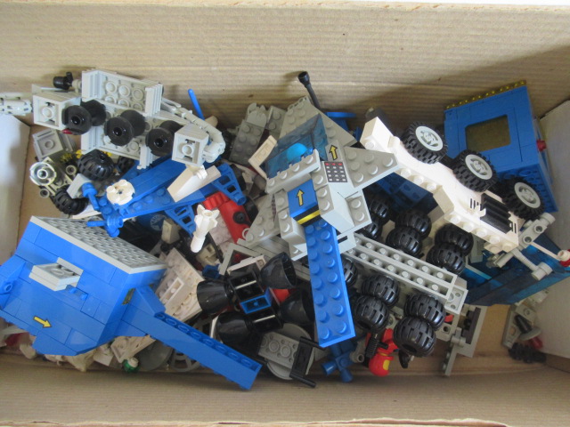 Lego space vehicles and figures including Land Rovers and space craft, G (Est. plus 24% premium inc. Image