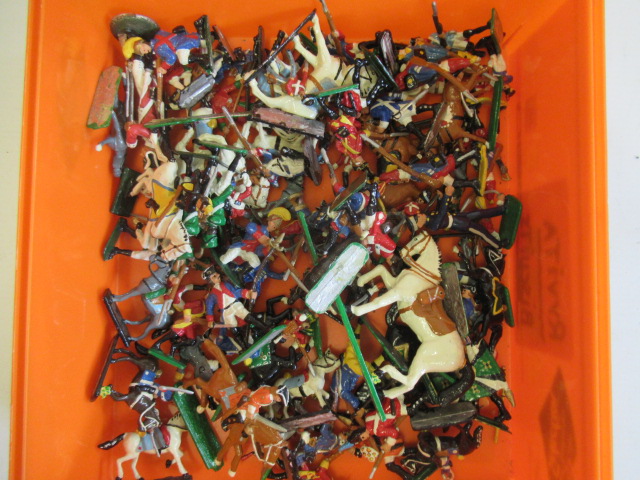 Solid cast painted Napoleon soldiers including foot soldiers and cavalry, G (Est. plus 24% premium Image