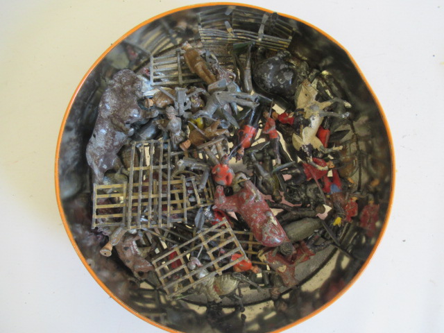 Playworn lead figures by Britains and others, P (Est. plus 24% premium inc. VAT) Image