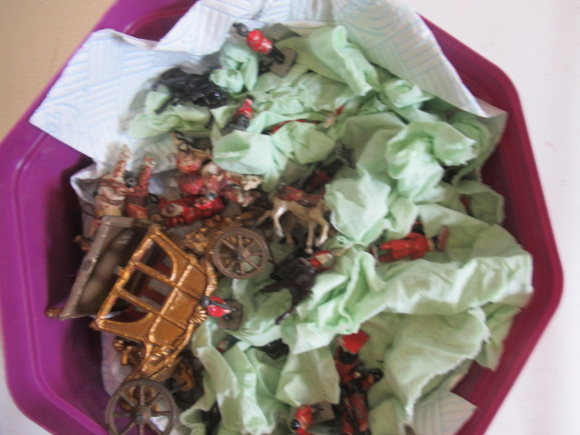 Hillco Coronation Coach and figures, minor paint loss, G (Est. plus 24% premium inc. VAT) Image