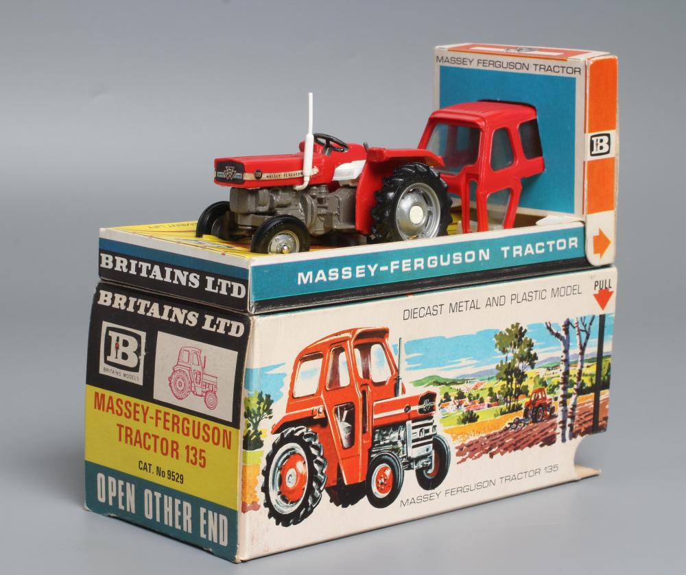 Britains 9529 Massey Ferguson 135 tractor, box G, model E, front paper transfer needs resticking, no Image