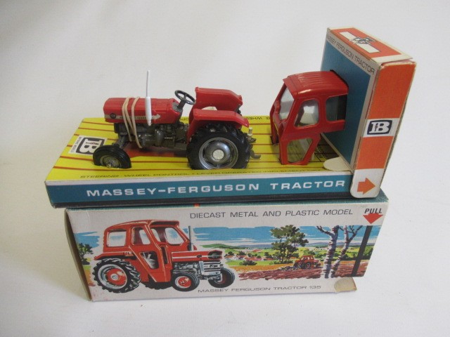 Britains 9529 Massey Ferguson 135 tractor, box G, model E, front paper transfer needs resticking, no Image