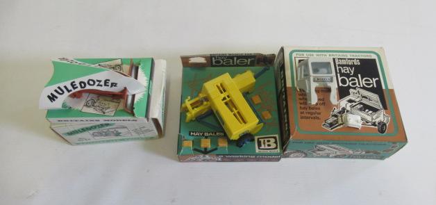 Britains 9535 Muledozer, box E-M, model E-M, 9563 Hay Baler with five hay bales and a tractor cab Image