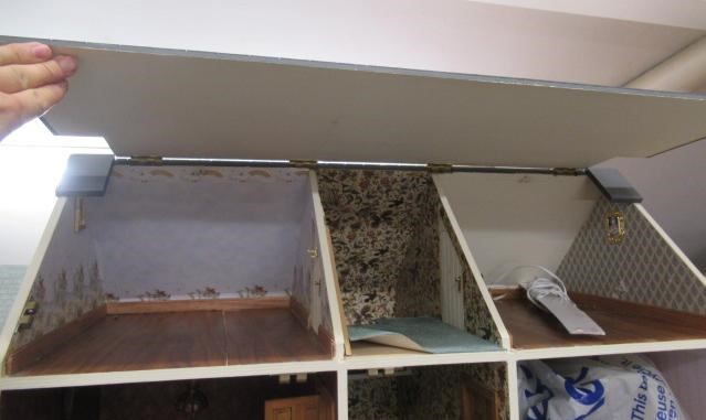 A Georgian style "Anglesey Dolls Houses" dolls house, with three hinged openings revealing twelve Image