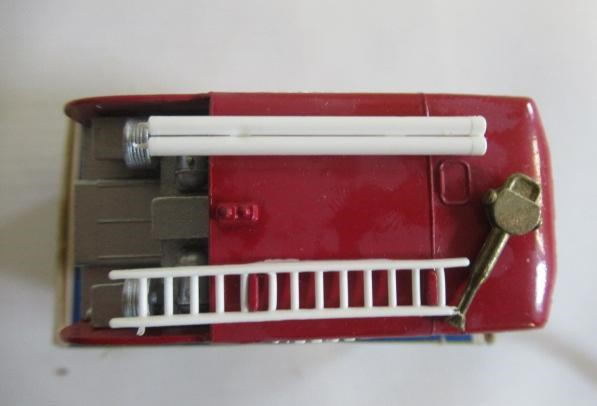Matchbox 63b Fire Crash Tender, box M, model M (gold fire hose nozzle) (Est. plus 24% premium inc. Image