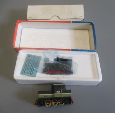 009 narrow gauge kit built 0-6-0 diesel locomotive finished in two tone green and Roco 009 Hoe 0-6-0 Image