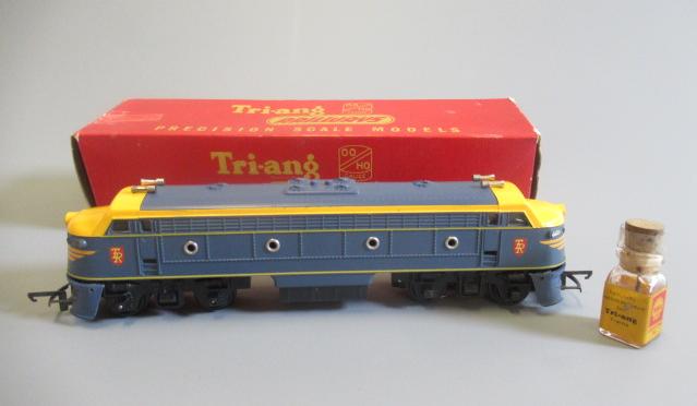 Triang R159 Diesel locomotive in blue/yellow box, F, model appears to have little or no use, a Image