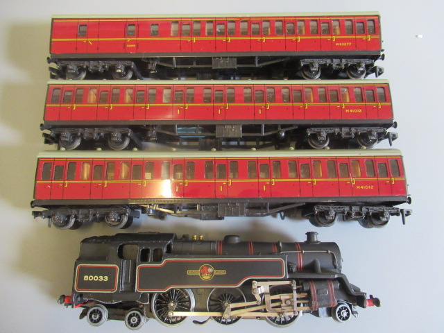 Hornby Dublo B.R. Suburban train with three Super Detail coaches and 2-6-4 3-rail B.R. tank 80033, Image