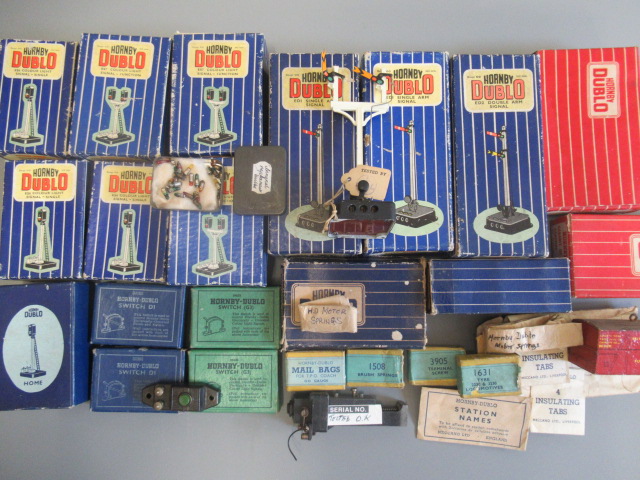 Hornby Dublo accessories including 5090 six Telegraph poles Image