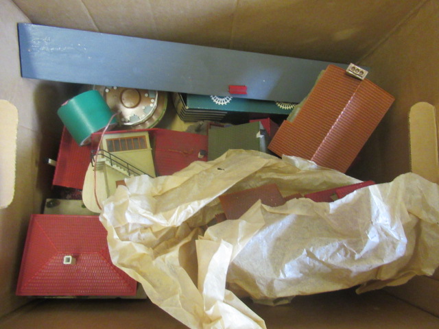 Plastic Continental style building in TT/small HO scale, some items parts missing, G-F (Est. plus Image