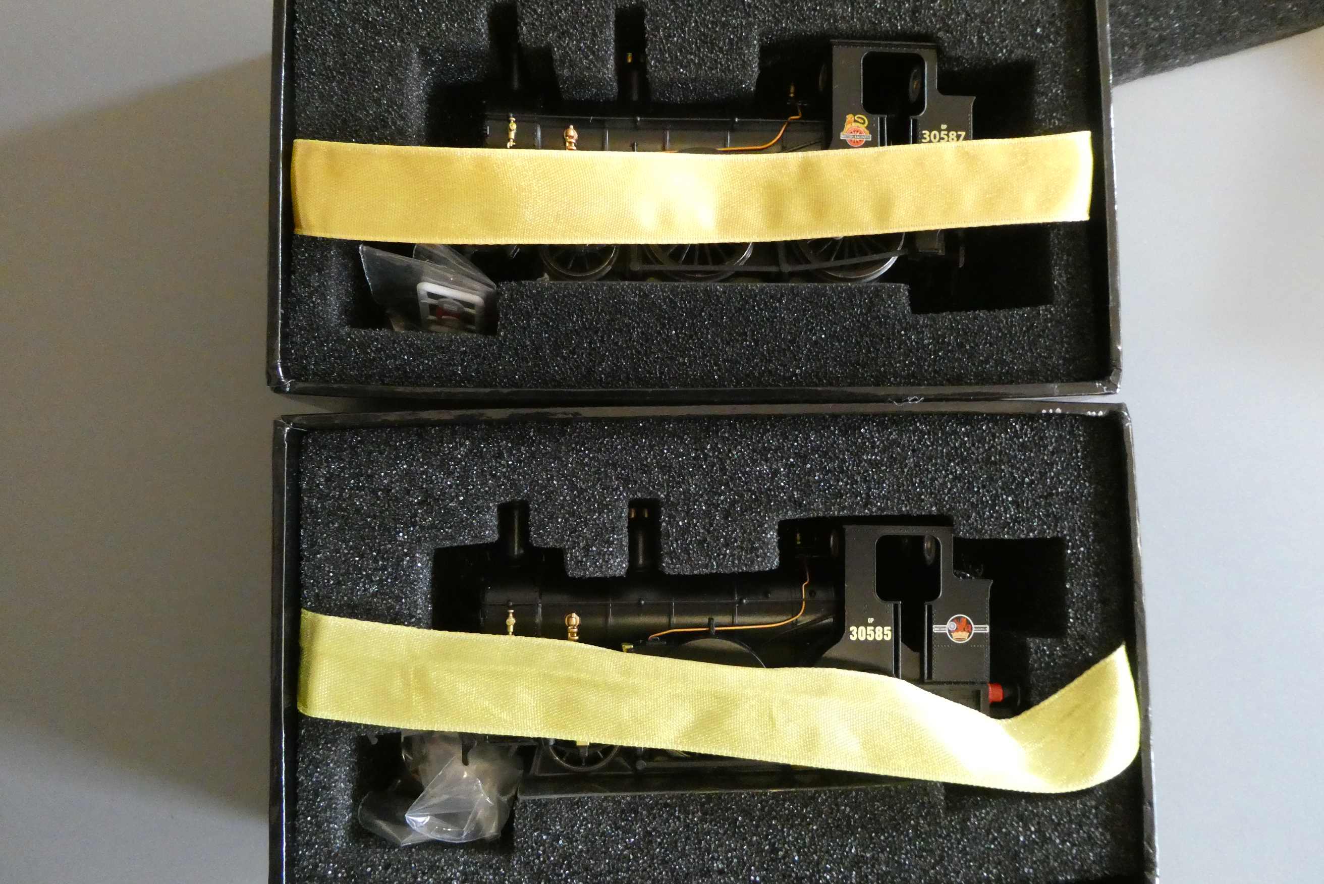 Kernow B.R. Beattie well tank B.R. 30587 and B.R. Late Crest 30585, boxed E-M (Est. plus 24% premium Image