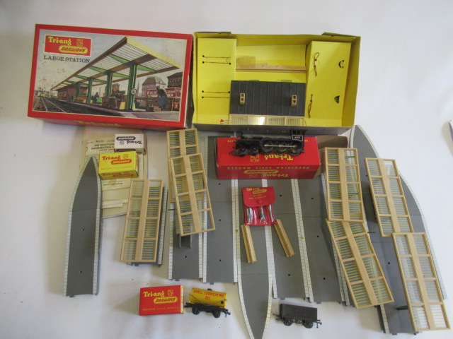 Triang Railways stations and platforms, some items boxed, G, a Triang R150S B12 locomotive (no Image